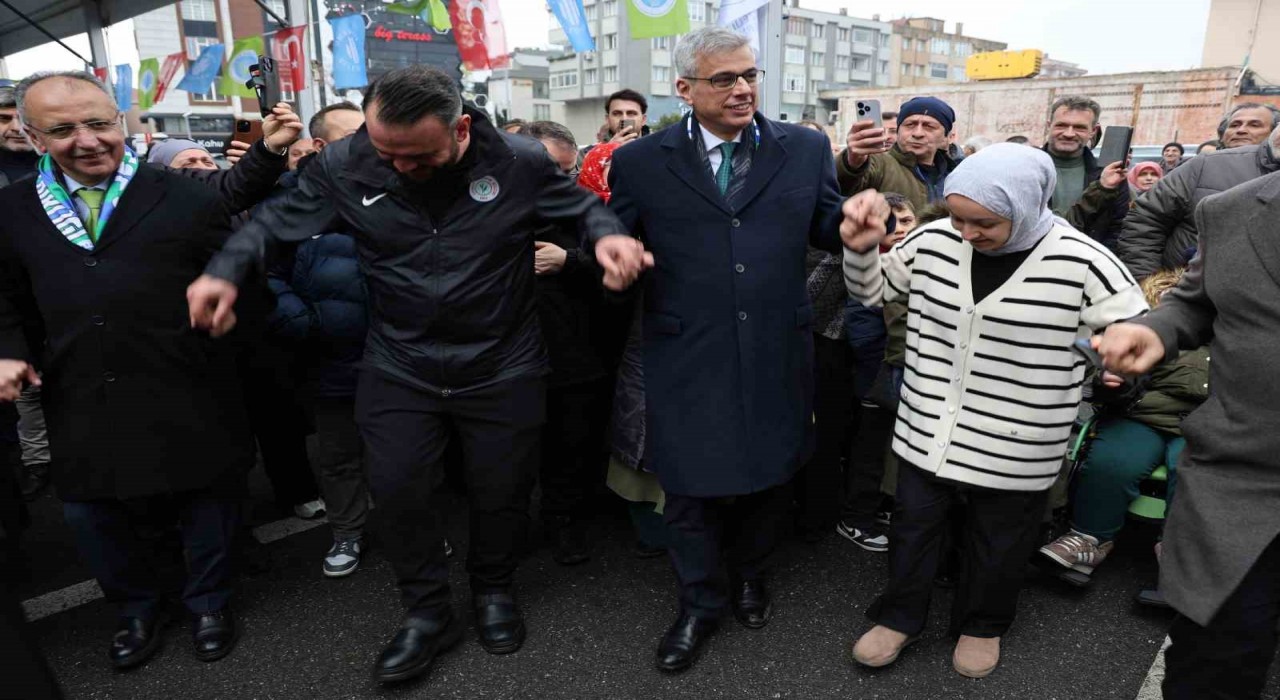 Bakan Memişoğlu, vatandaşlara balık ekmek dağıttı