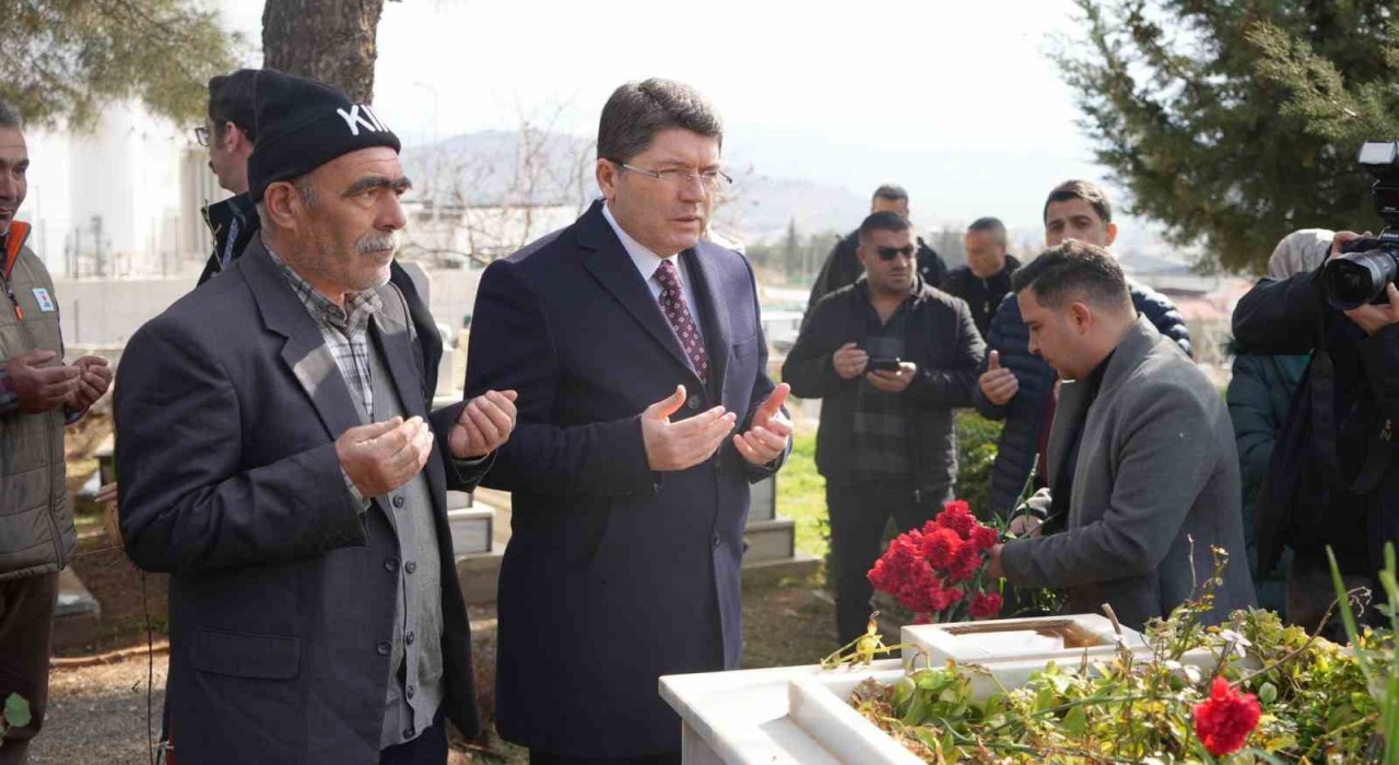 Bakan Tunç, Nurdağında deprem şehitliğine karanfil bıraktı