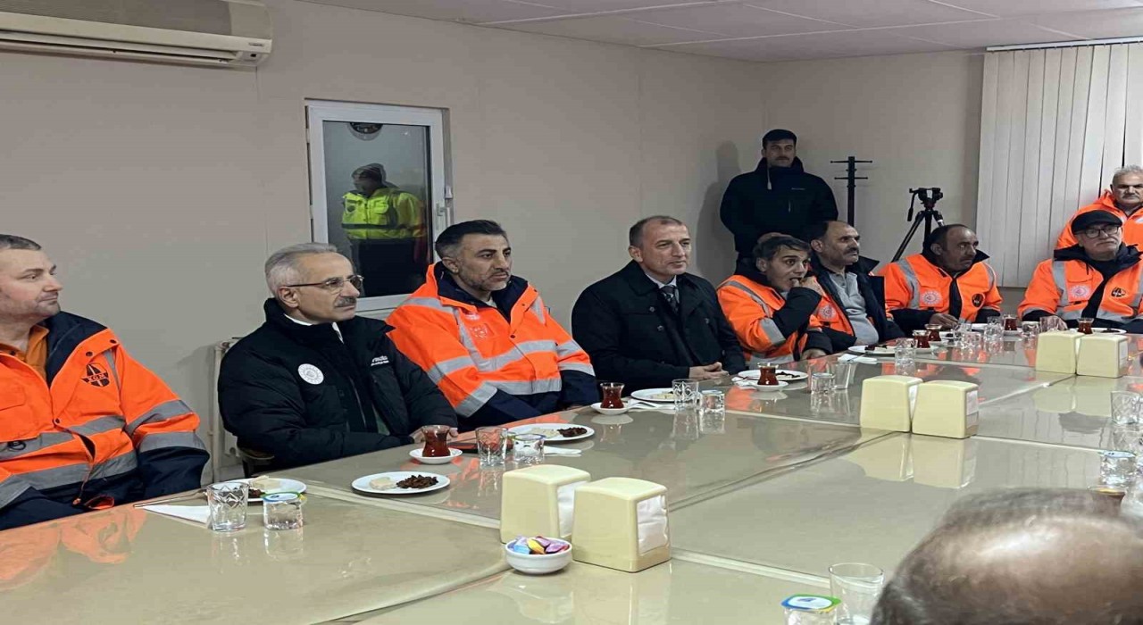 Bakan Uraloğludan Gaziosmanpaşada karla mücadele bilgilendirmesi