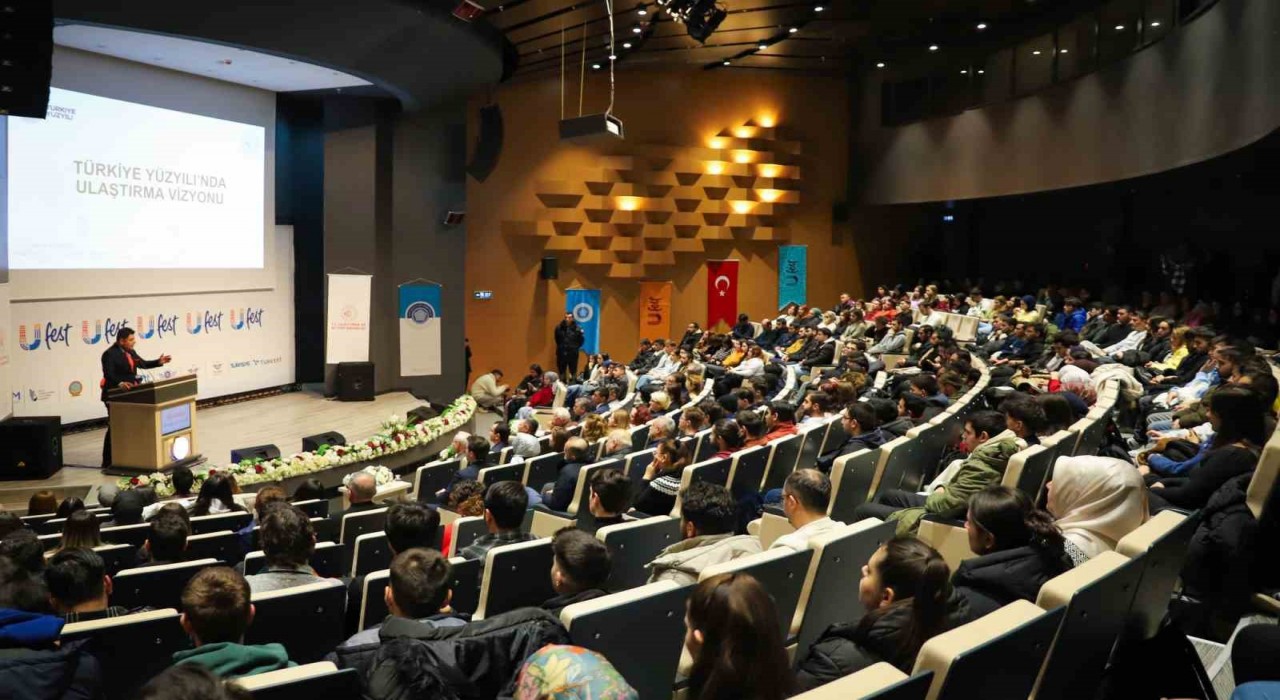 Bakan Yardımcısı Boyraz, NEÜnde öğrencilerle buluştu