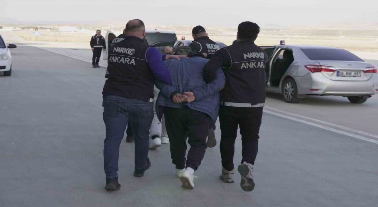 Bakan Yerlikaya duyurdu: Kırmızı bültenle aranan Daltonlar suç örgütü yöneticilerinden Sinan Memi Polonyadan, zehir taciri Atakan Avcı Bulgaristandan Türkiyeye getirildi