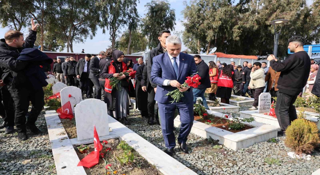 Bakanlar Hatayda Deprem Şehitliğinde acılara ortak oldu