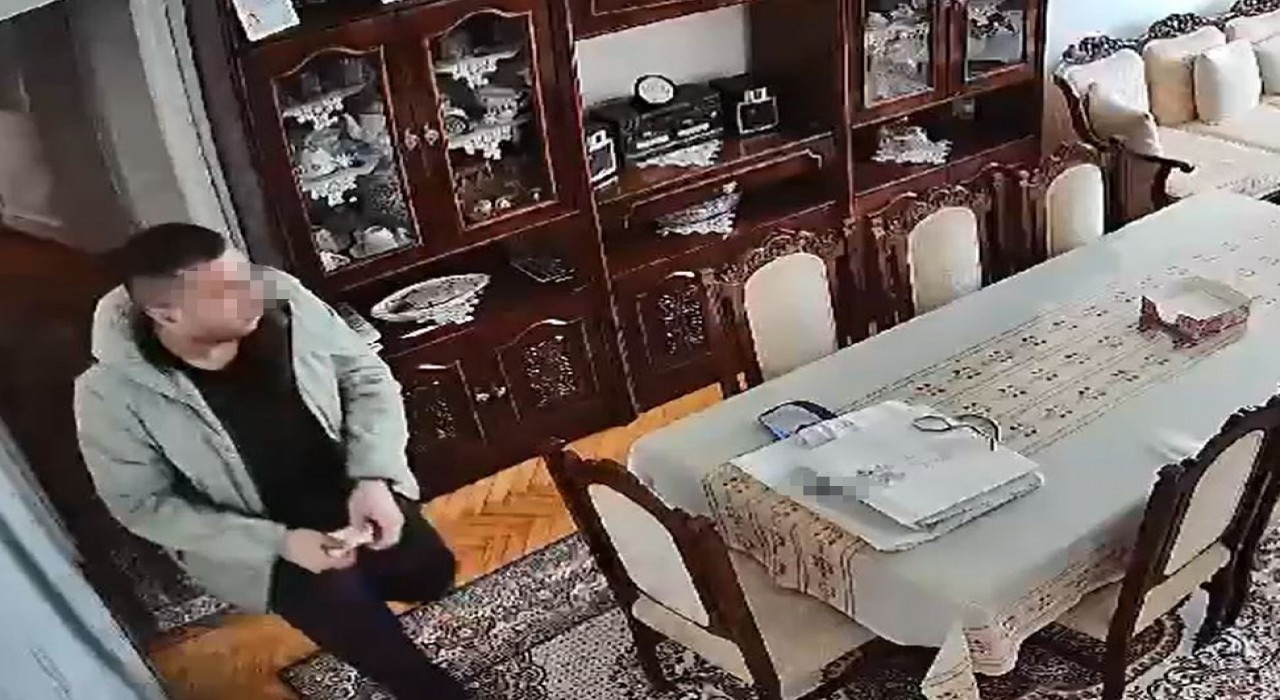 Bakırköyde iki evden hırsızlık yapan şahıs kamerada