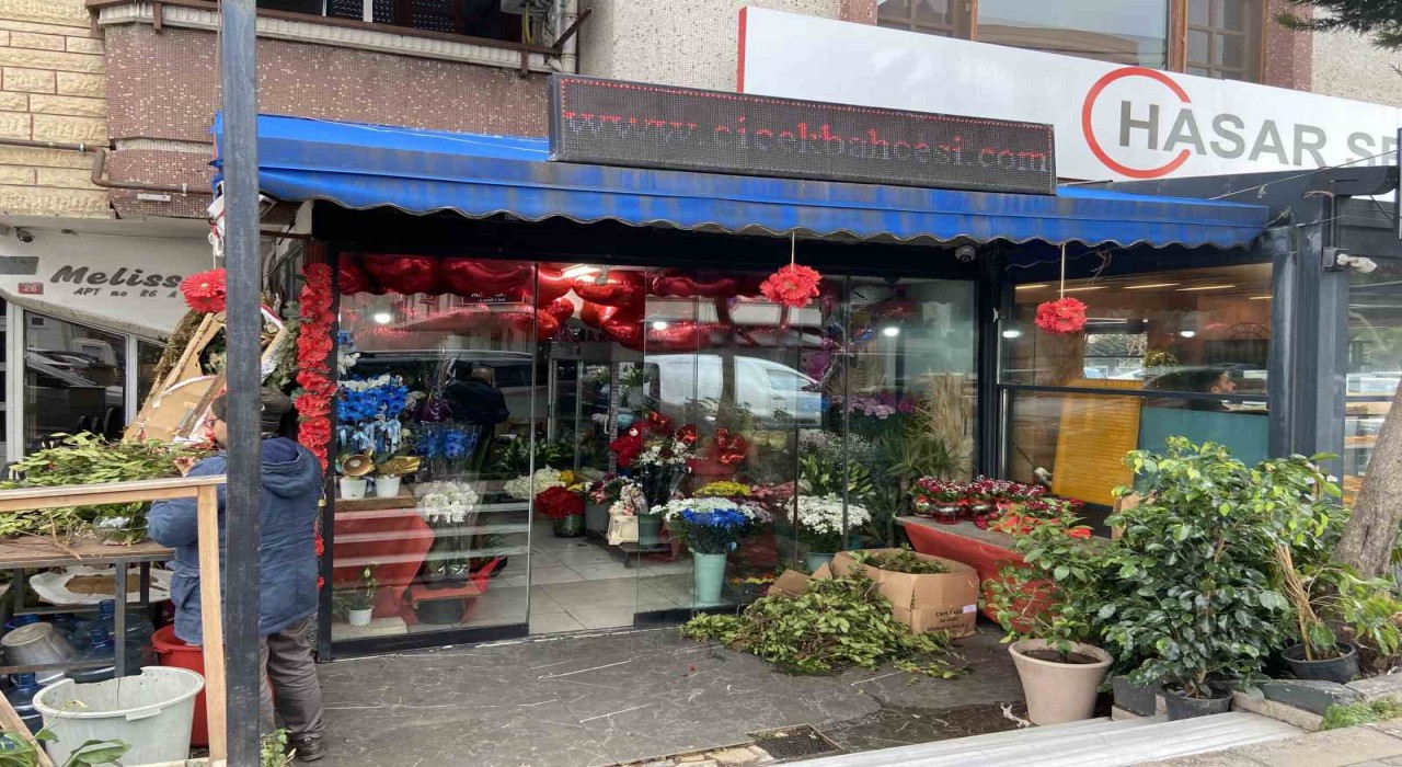 Bakırköyde sevgililer günü öncesi ilginç hırsızlık kamerada