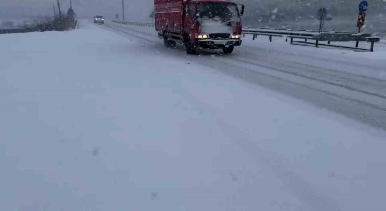 Balıkesir-Bursa yolunda TIR kaydı, trafik aksadı