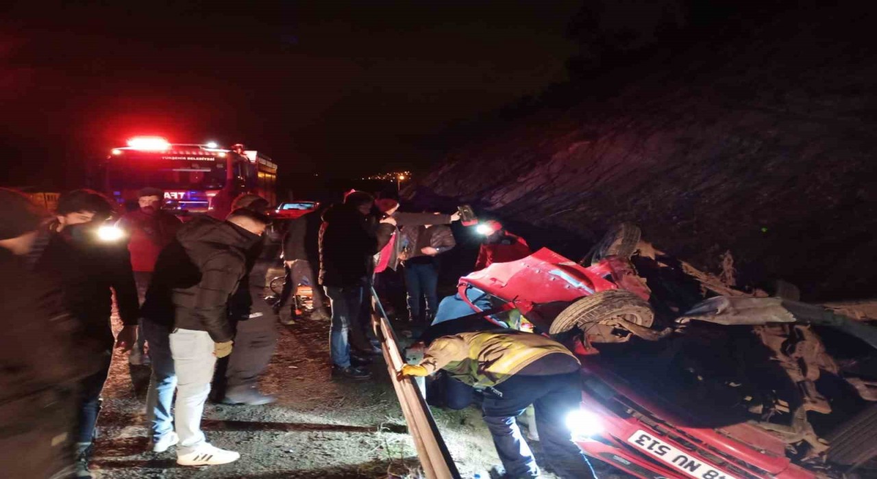Balıkesirde bariyerlere çarpan araçta 2 kişi yaralandı