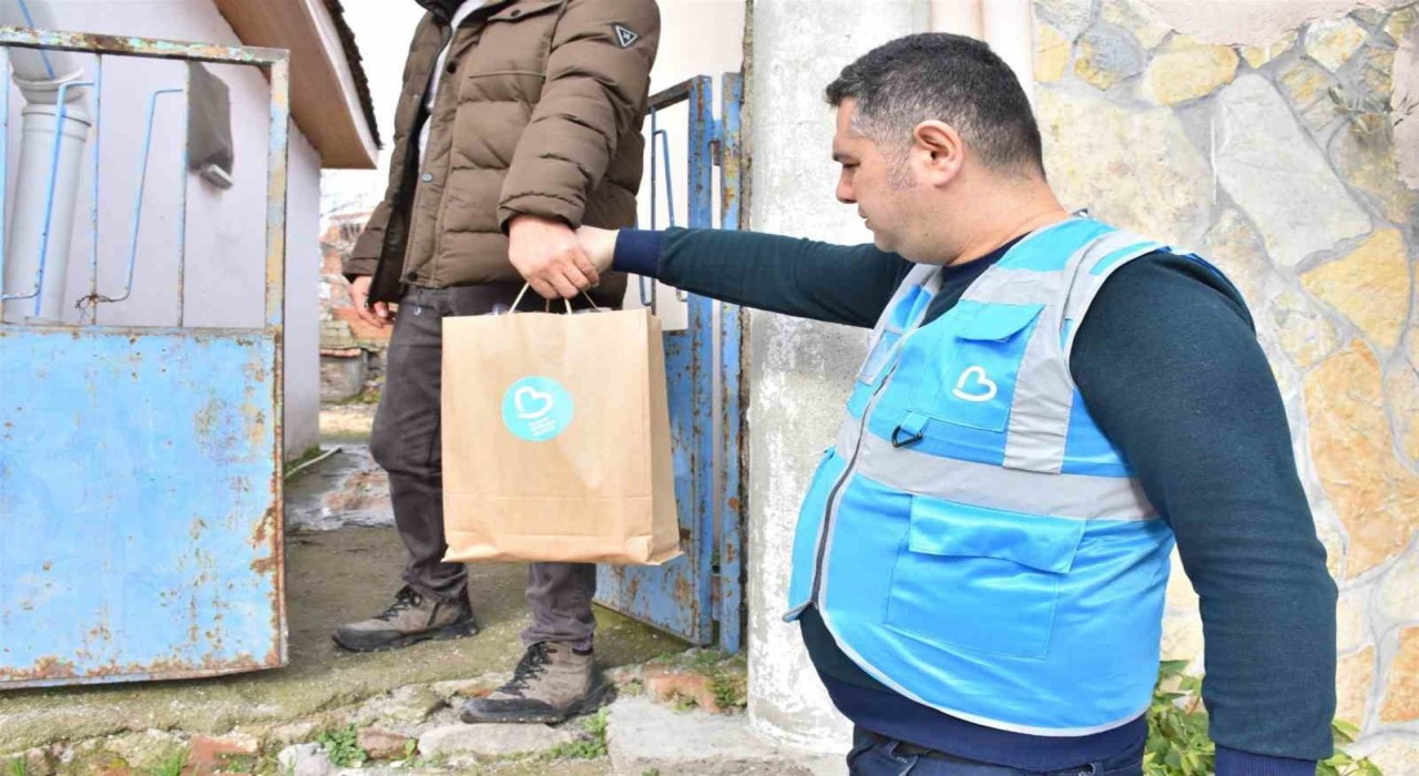 Balıkesirde beslenme çantaları büyükşehir desteğiyle doluyor