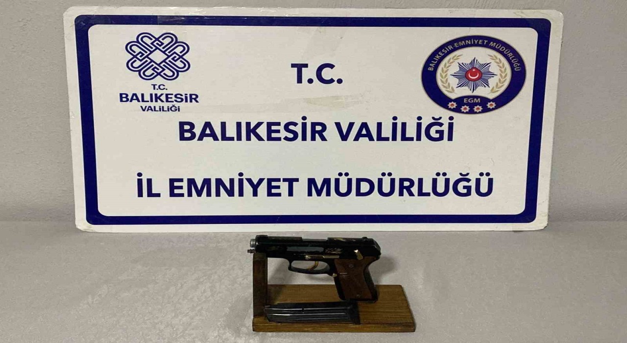 Balıkesirde CHP aracına silahlı saldırı: Olayin faili B.Ç., saldırıda kullandığı ruhsatsız tabancayla yakalanarak gözaltına alındı