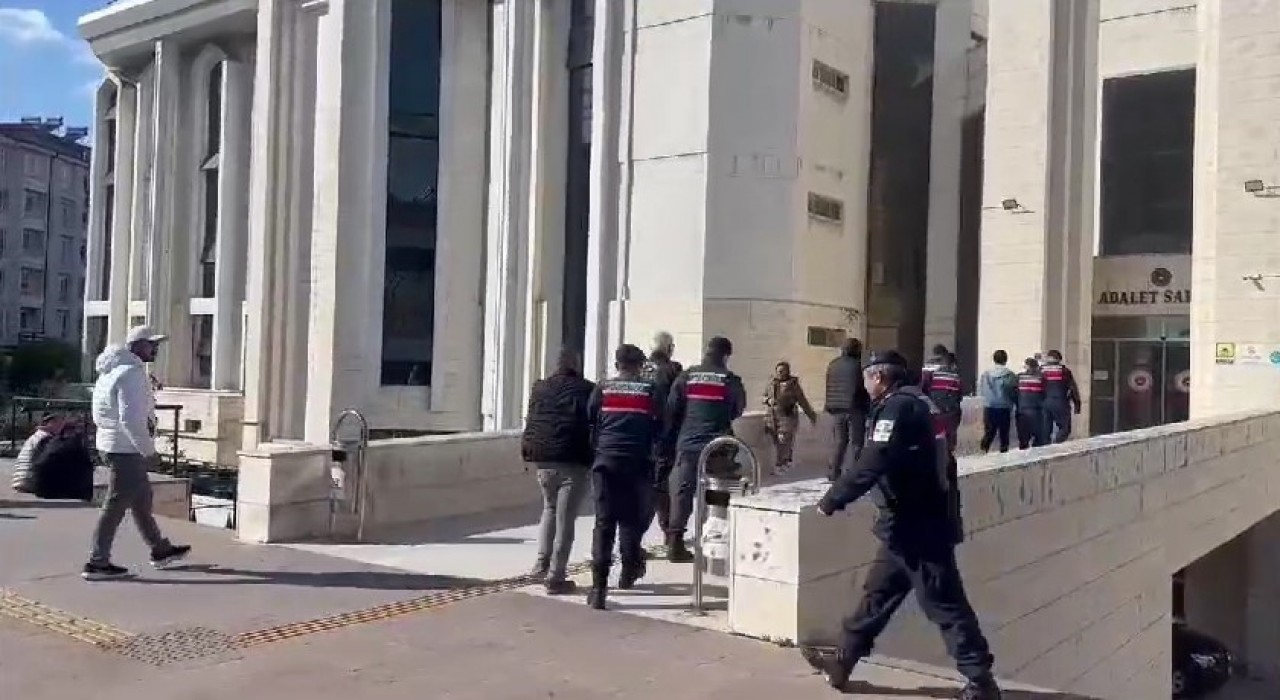 Balıkesirde göçmen kaçakçılığı operasyonunda 5 kişi tutuklandı