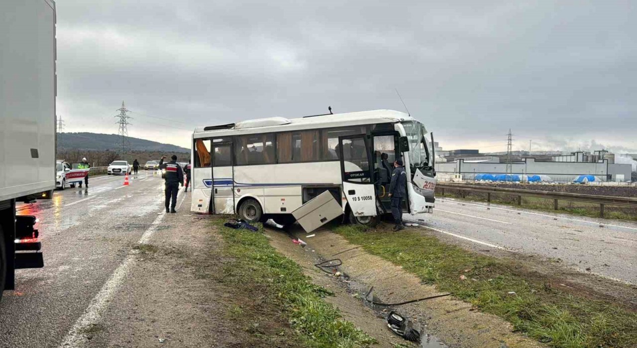Balıkesirde işçi servisi kaza yaptı: 4 yaralı