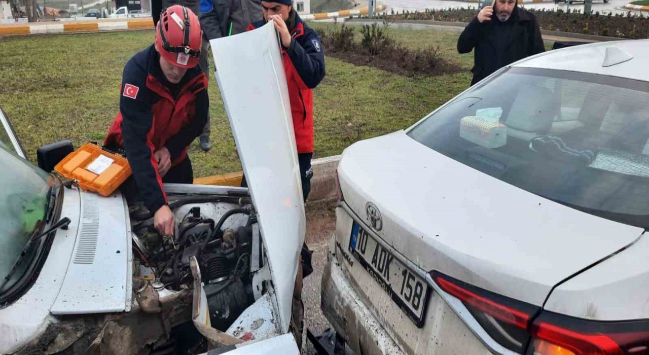 Balıkesirde ışıklarda çarpışan araçlarda hasar oluştu
