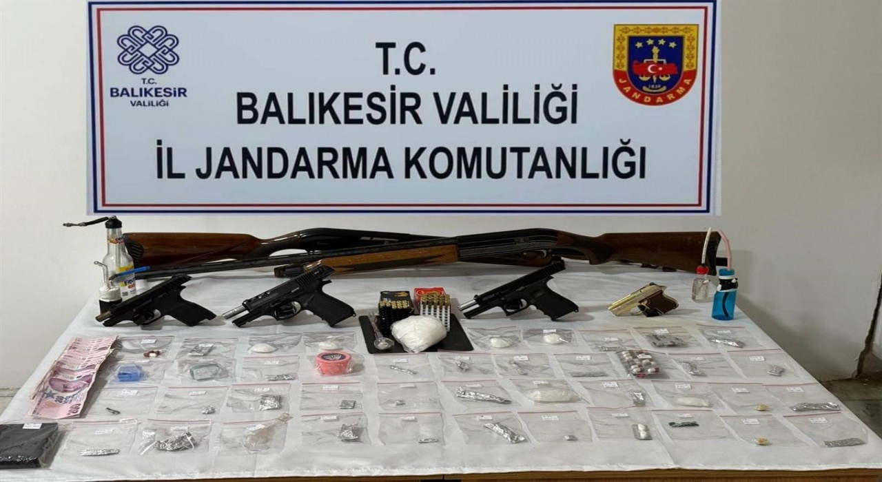Balıkesirde jandarmadan kaçakçılık ve uyuşturucu operasyonu: 53 şüpheli yakalandı