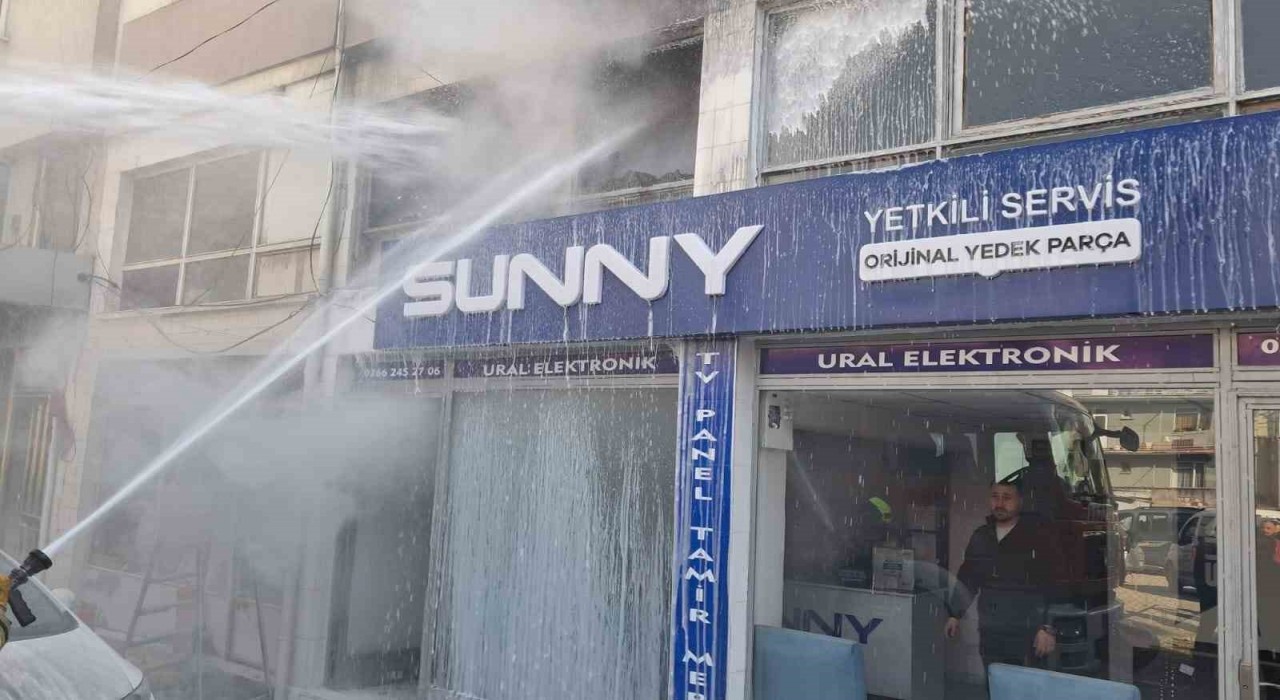 Balıkesirde korkutan elektronik servisi yangını