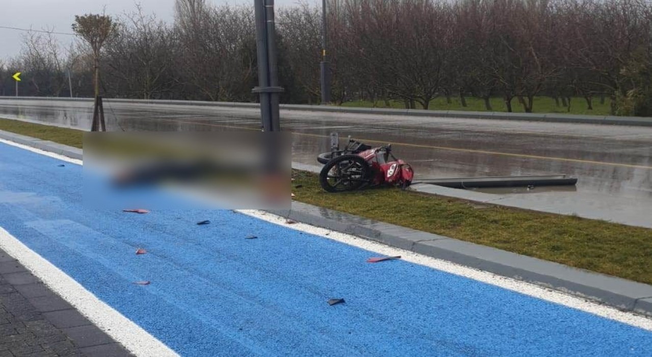 Motosiklet Elektrik Direğine Çarptı: Sürücü Hayatını Kaybetti