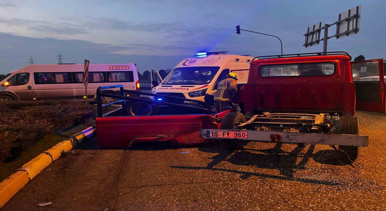 Balıkesirde servis aracı ile kamyonet çarpıştı; 1 yaralı