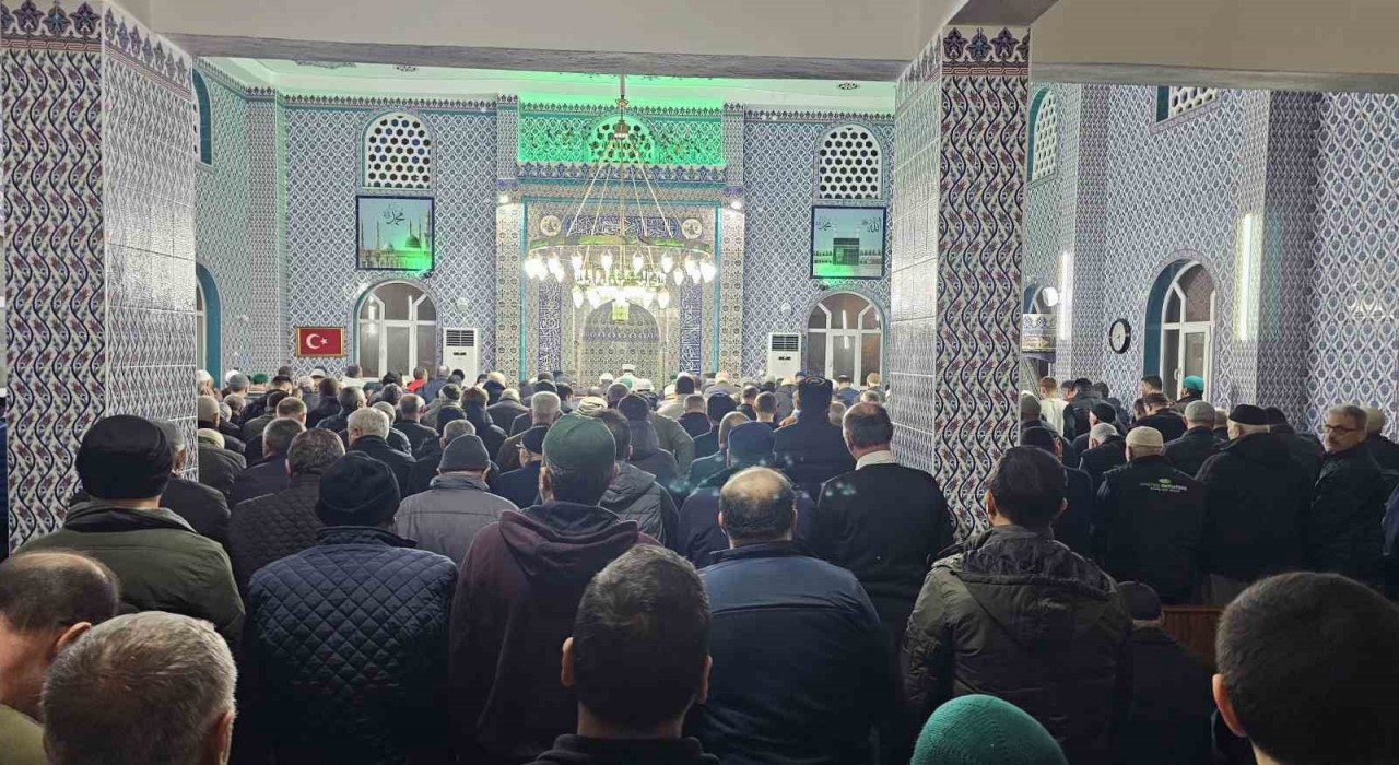 Bandırmada ilk teravih namazı kılındı