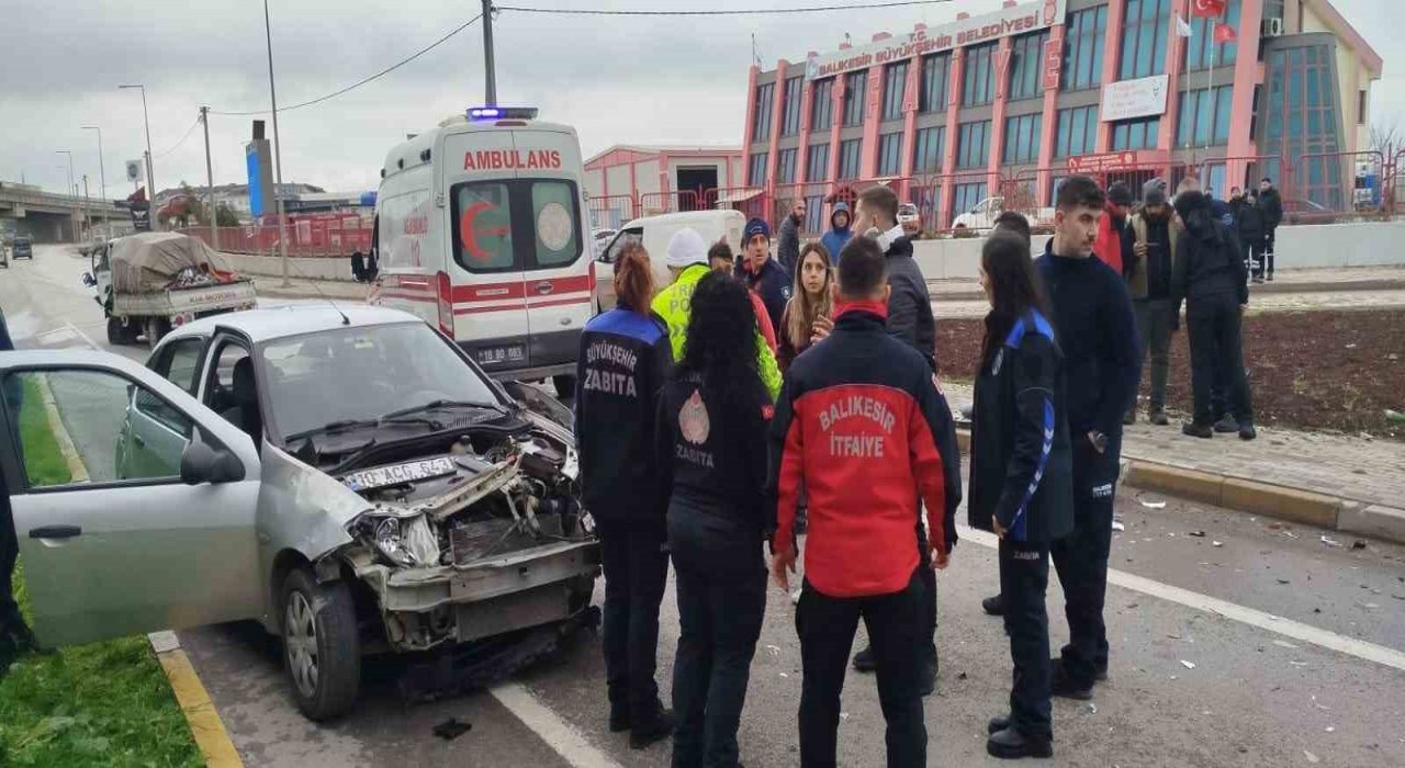 Bandırmada kavşakta meydana gelen kazada 3 kişi yaralandı