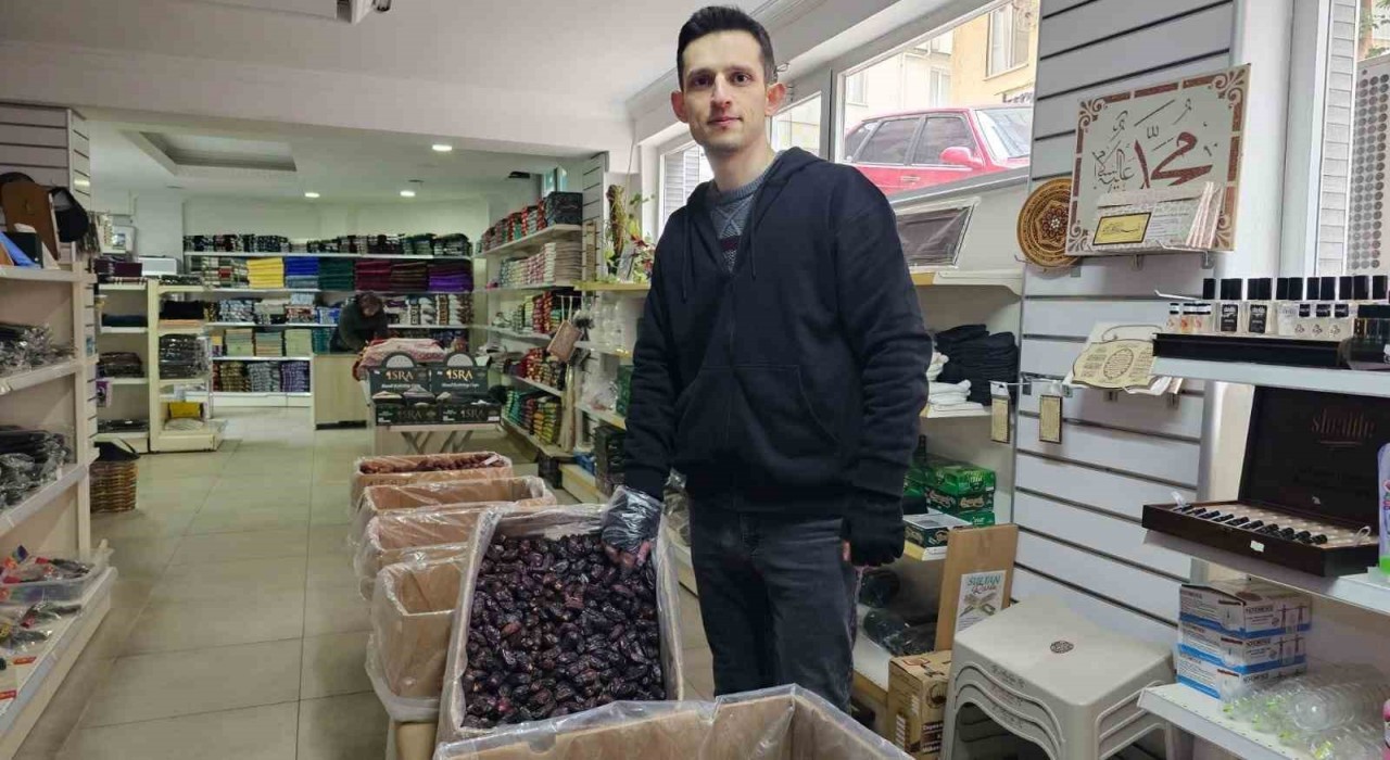 Bandırmada Ramazan öncesi hurma satışlarında yoğunluk artıyor