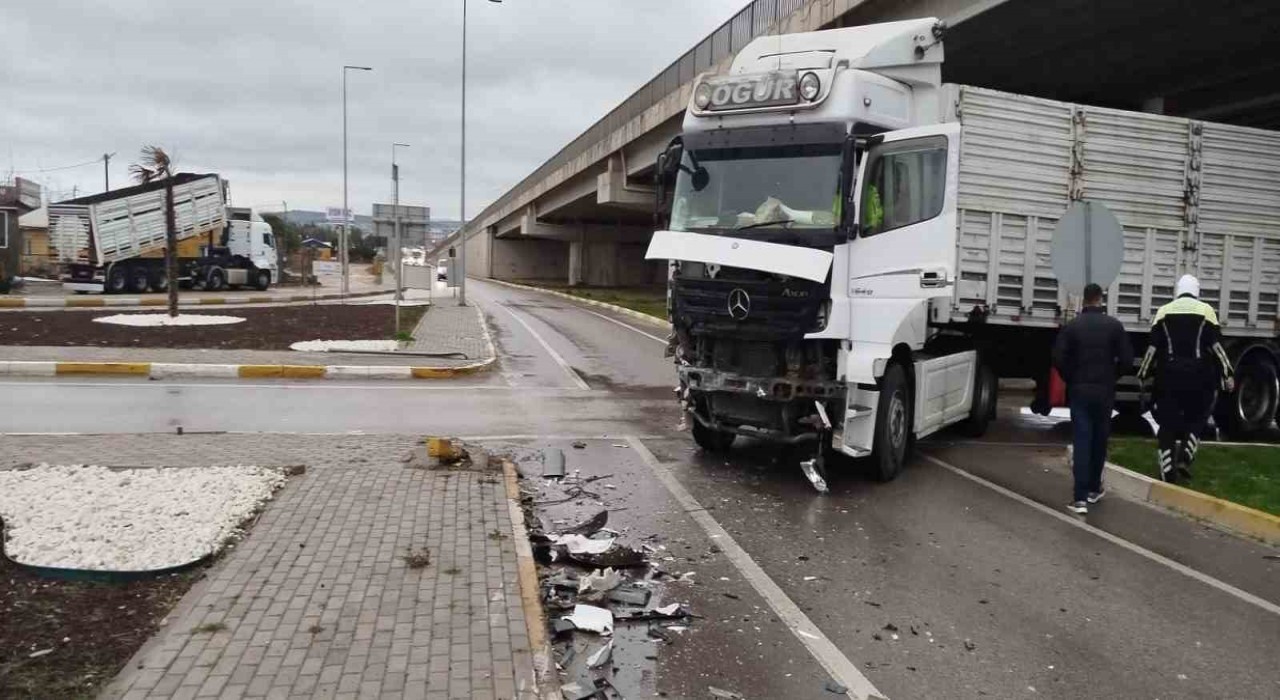 Bandırmada TIR ile kamyonet çarpıştı: Yol kısa süre trafiğe kapandı