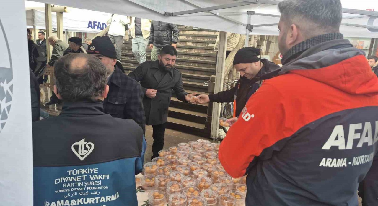 Bartında depremzedeler hayrına lokma dağıtıldı
