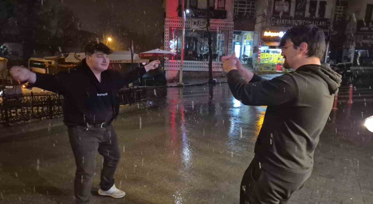 Bartında gençler kar yağışını çiftetelli oynayarak kutladı