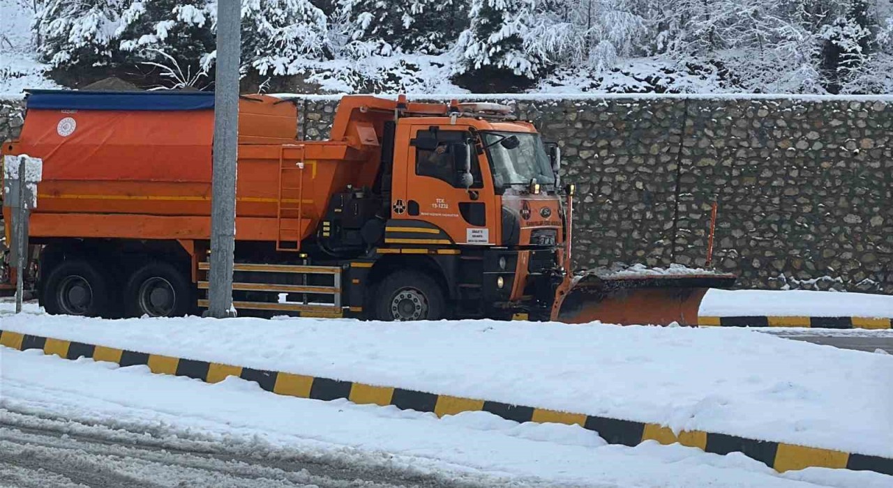 Bartında kar 5 köy yolunu ulaşıma kapattı