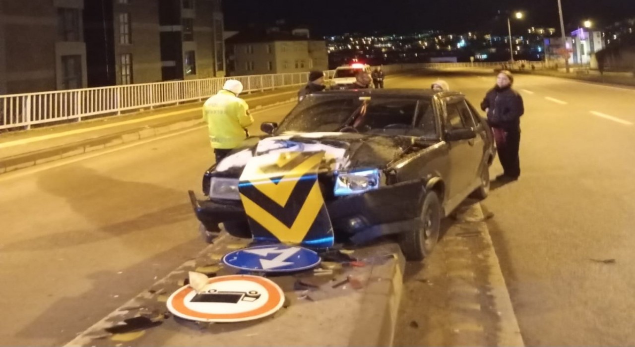 Bartında kontrolden çıkan otomobil refüje çıktı