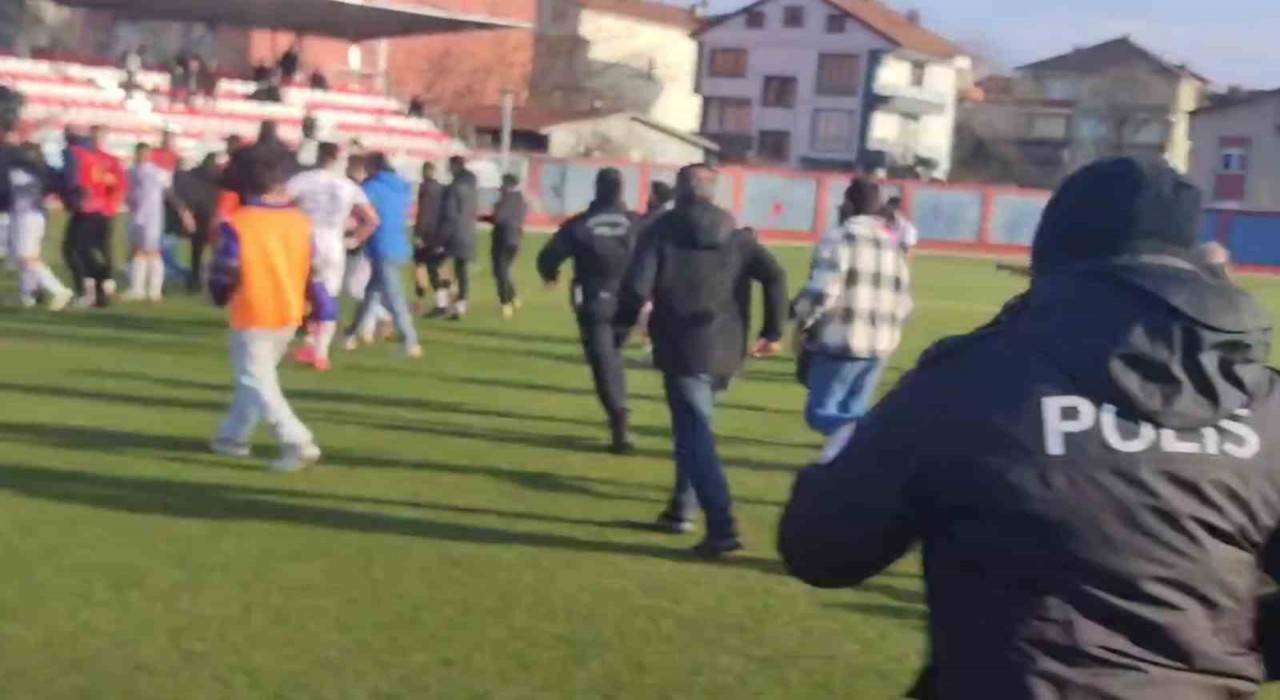 Bartında maçın bitiş düdüğüyle saha karıştı