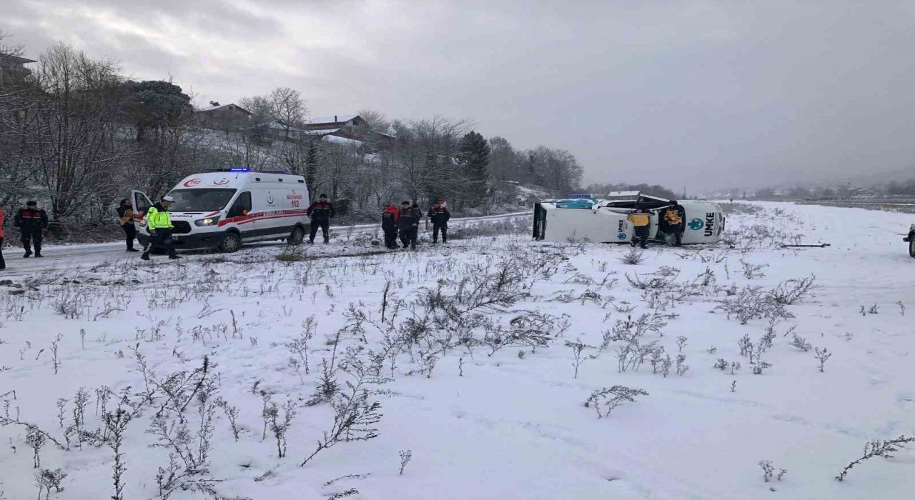 Bartında yardıma giden UMKE aracı buzlu yolda devrildi: 1 yaralı