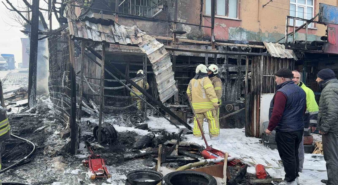 Başakşehirde lastik dükkanı alev alev yandı, o anlar kamerada
