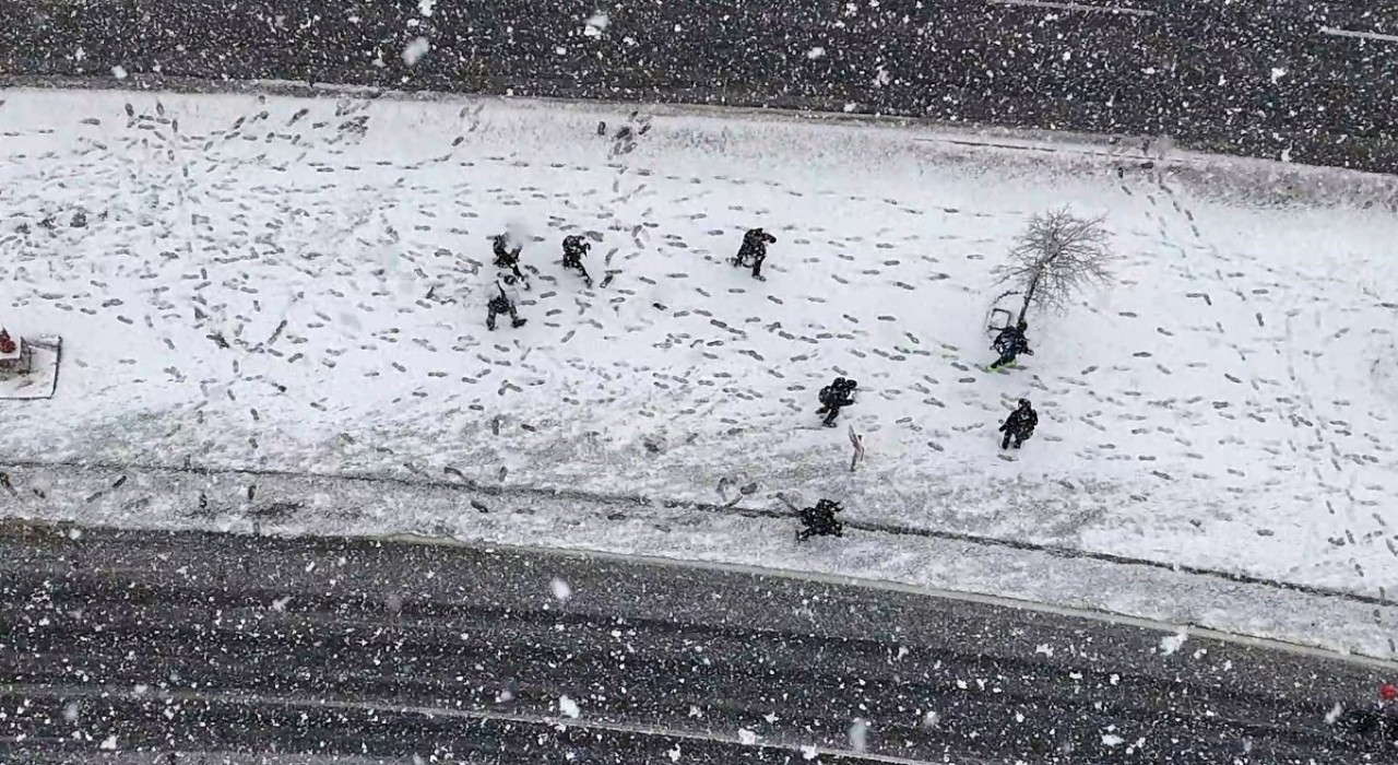 Başakşehirde öğrencilerin kar sevinci havadan görüntülendi