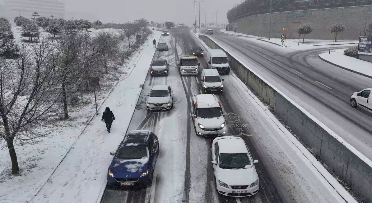 Başakşehirde sürücülerin zorlu yolculuğu havadan görüntülendi