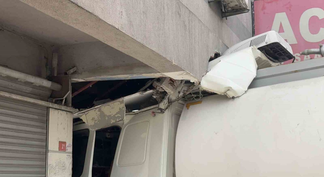 Başakşehirde tıp merkezinin bulunduğu binaya tanker çarptı