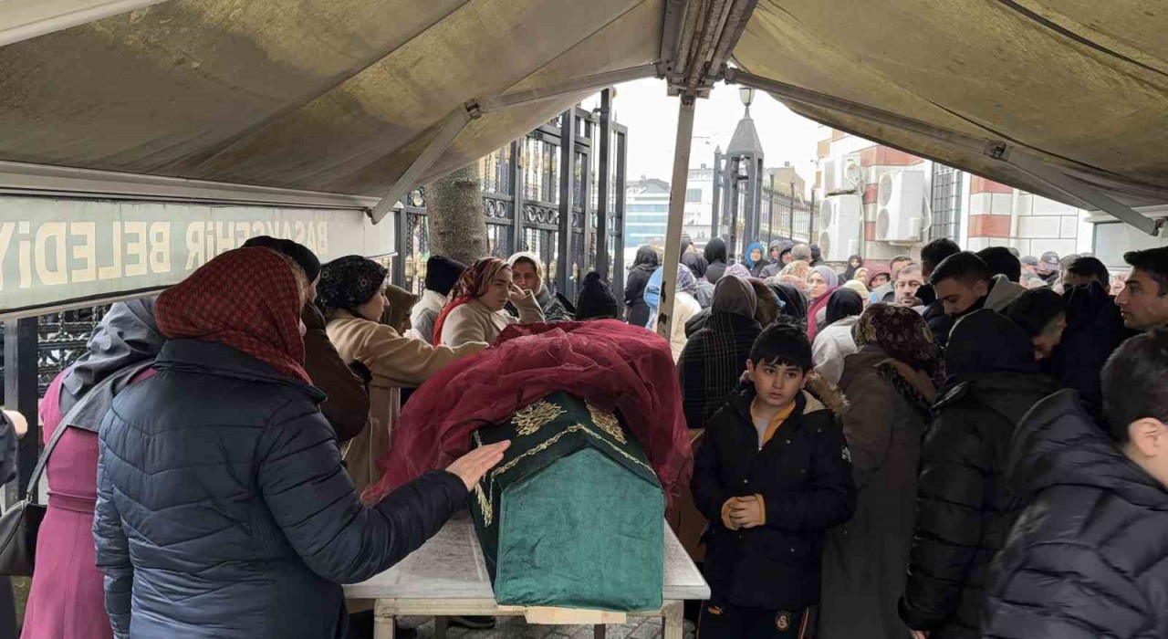Başakşehirdeki yangında ailesinin hayatını kurtaran Nazlıcan Pehlivan, son yolculuğuna uğurlandı