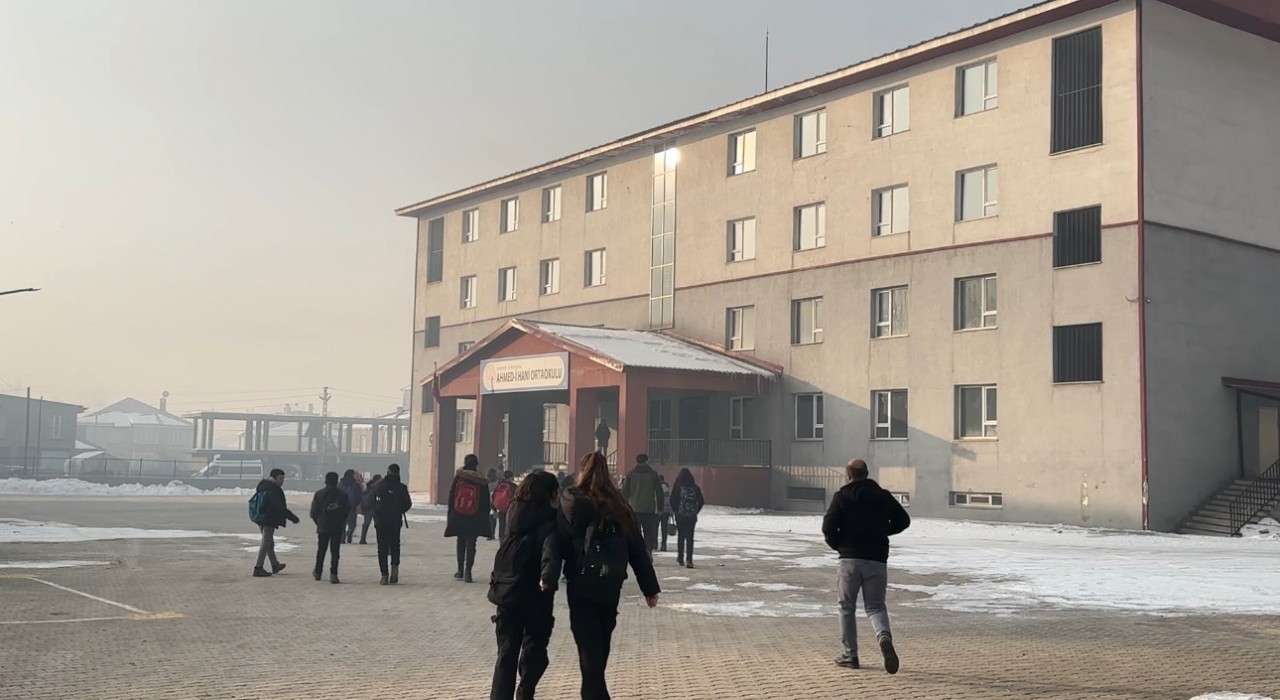 Başıboş köpeklerin saldırısı sonucunda hayatını kaybeden Eslemin okulunda hüzün hakim