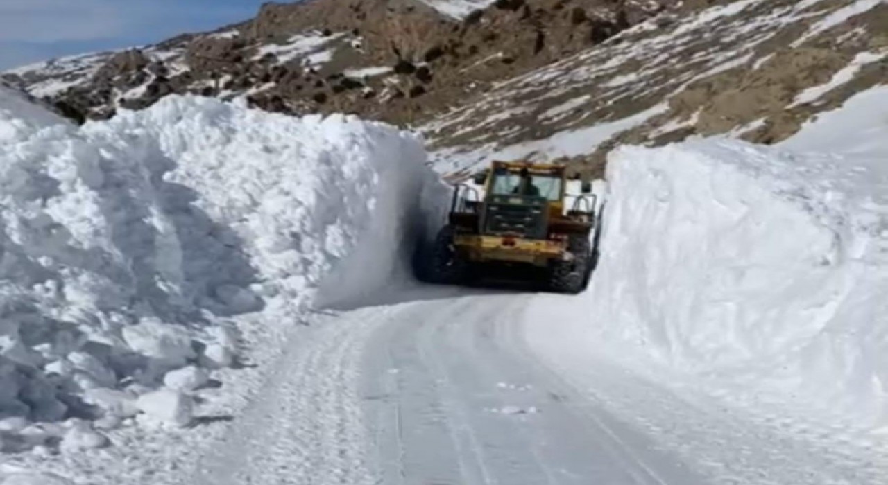 Başkalede kar yağışı: 50 yerleşim yerinin yolu ulaşıma kapandı