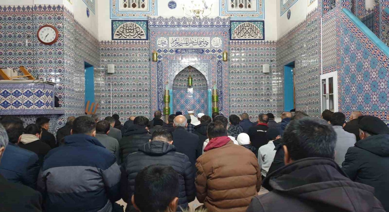 Başkalede Ramazan ayının ilk teravih namazı kılındı