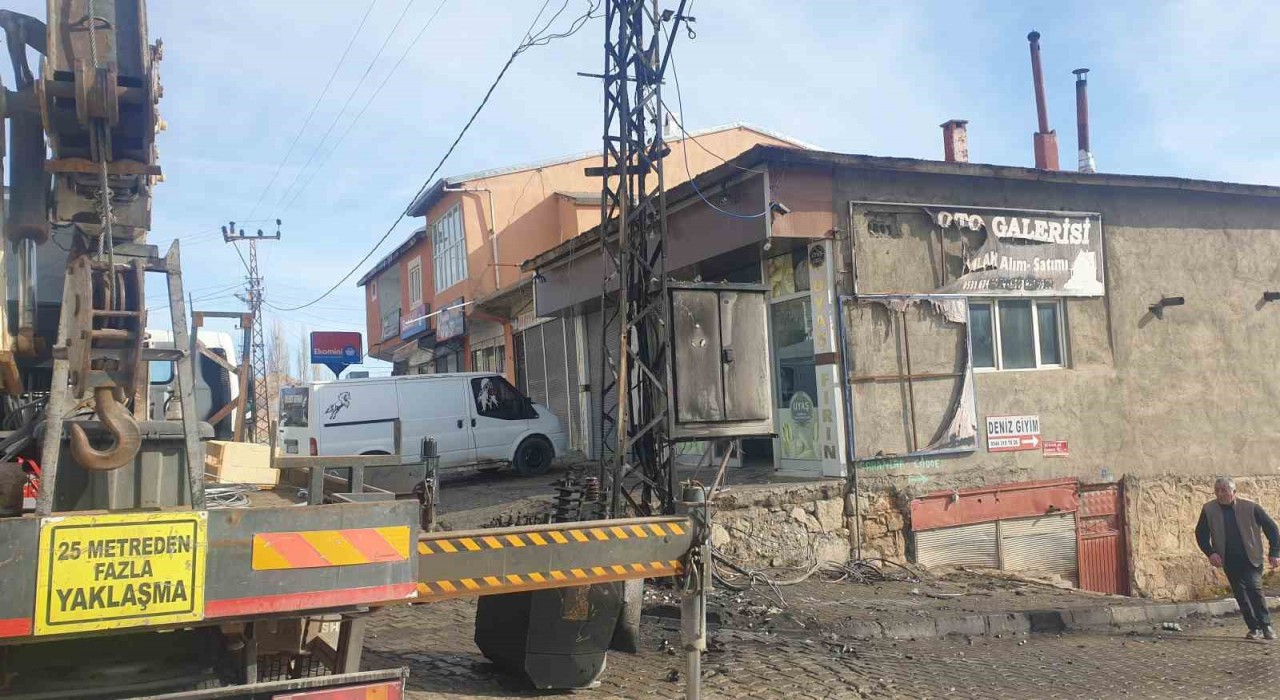 Başkaledeki trafo yangınında fırın personeli büyük bir faciayı engelledi