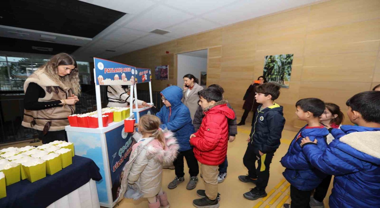 Başkan Arasın çocuklara sinema hediyesi yoğun ilgi gördü