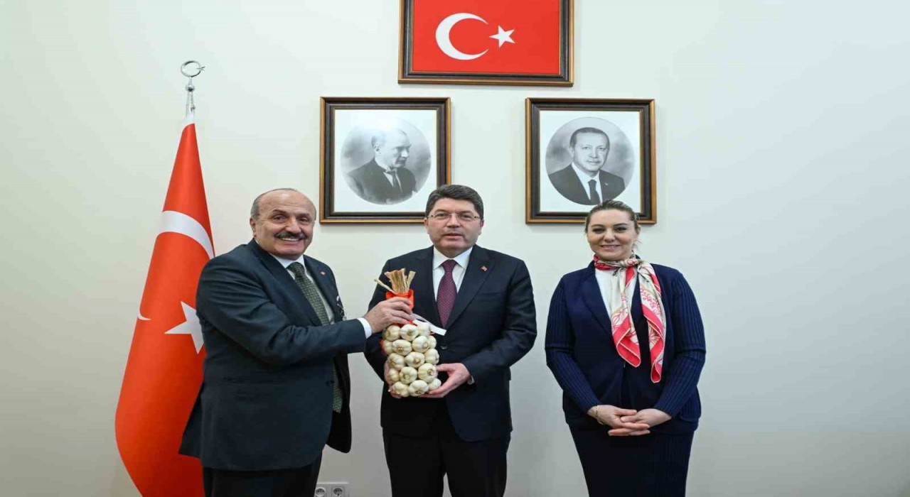 Başkan Arslan, Adalet Bakanı Tunça sarımsak hediye etti