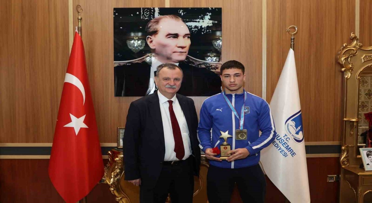 Başkan Balabandan Yunusemrenin altın çocuğuna ödül