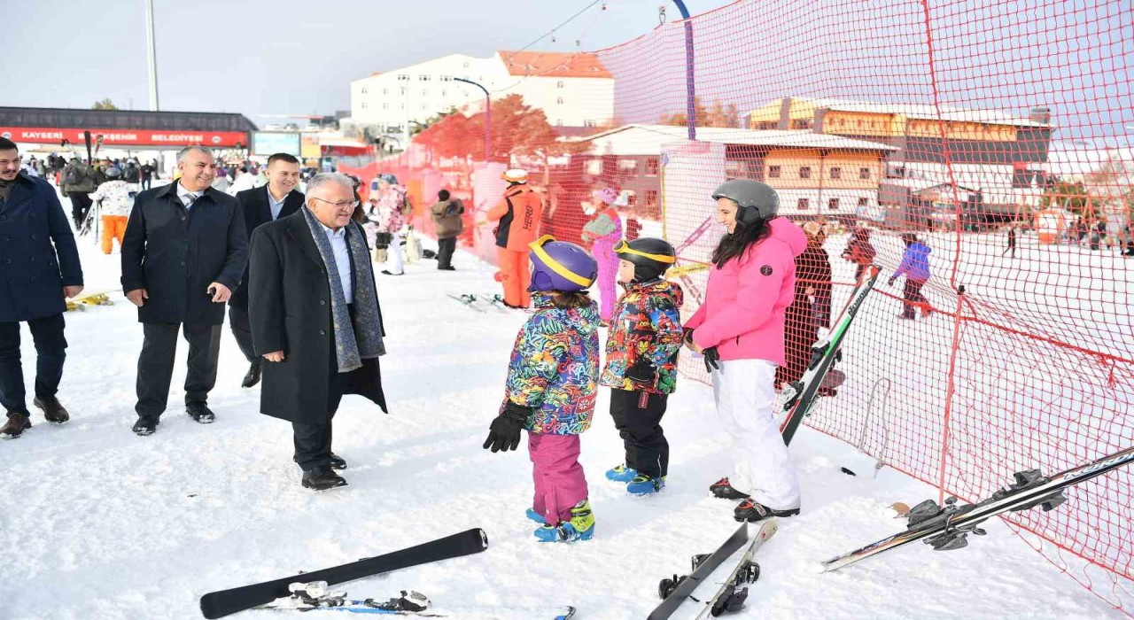 Başkan Büyükkılıç, Erciyeste kayak tutkunlarıyla buluştu