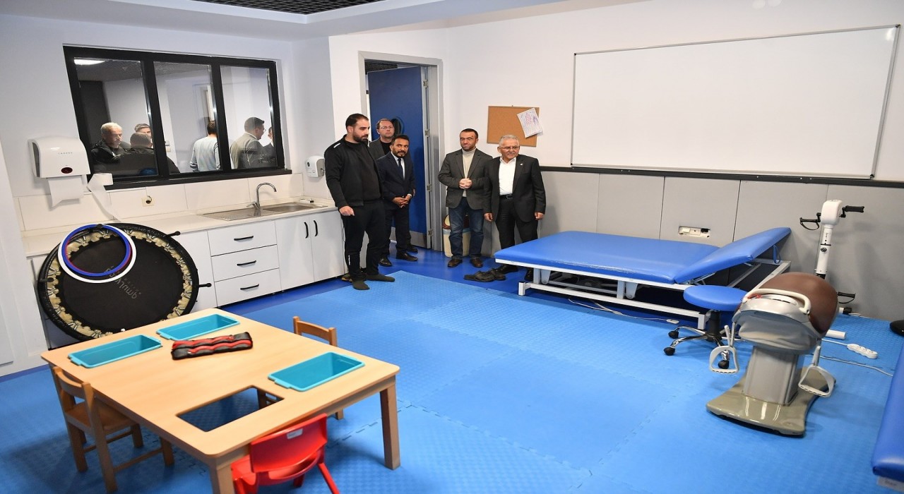 Başkan Büyükkılıçtan Nörolog Canpolat ile Engelsiz Yaşam Merkezine ziyaret