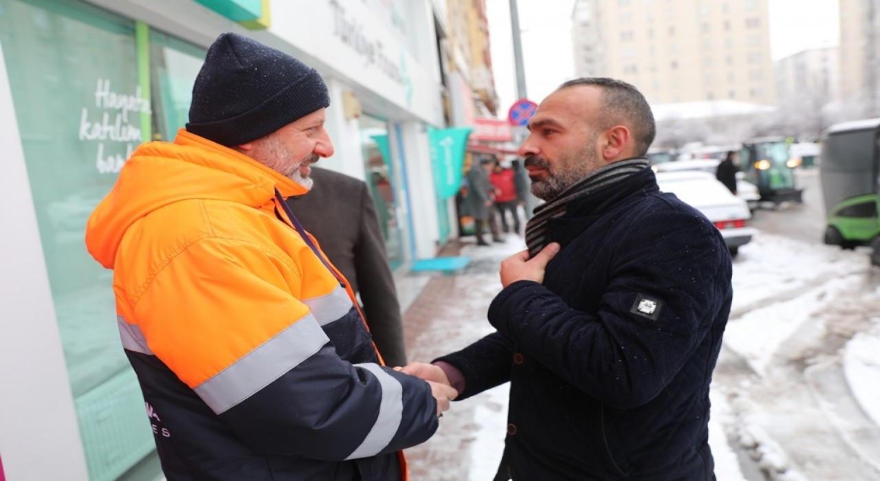 Başkan Çolakbayrakdar: Yoğun kar yağışına karşı 3 vardiyalı 24 saat çalışıyoruz