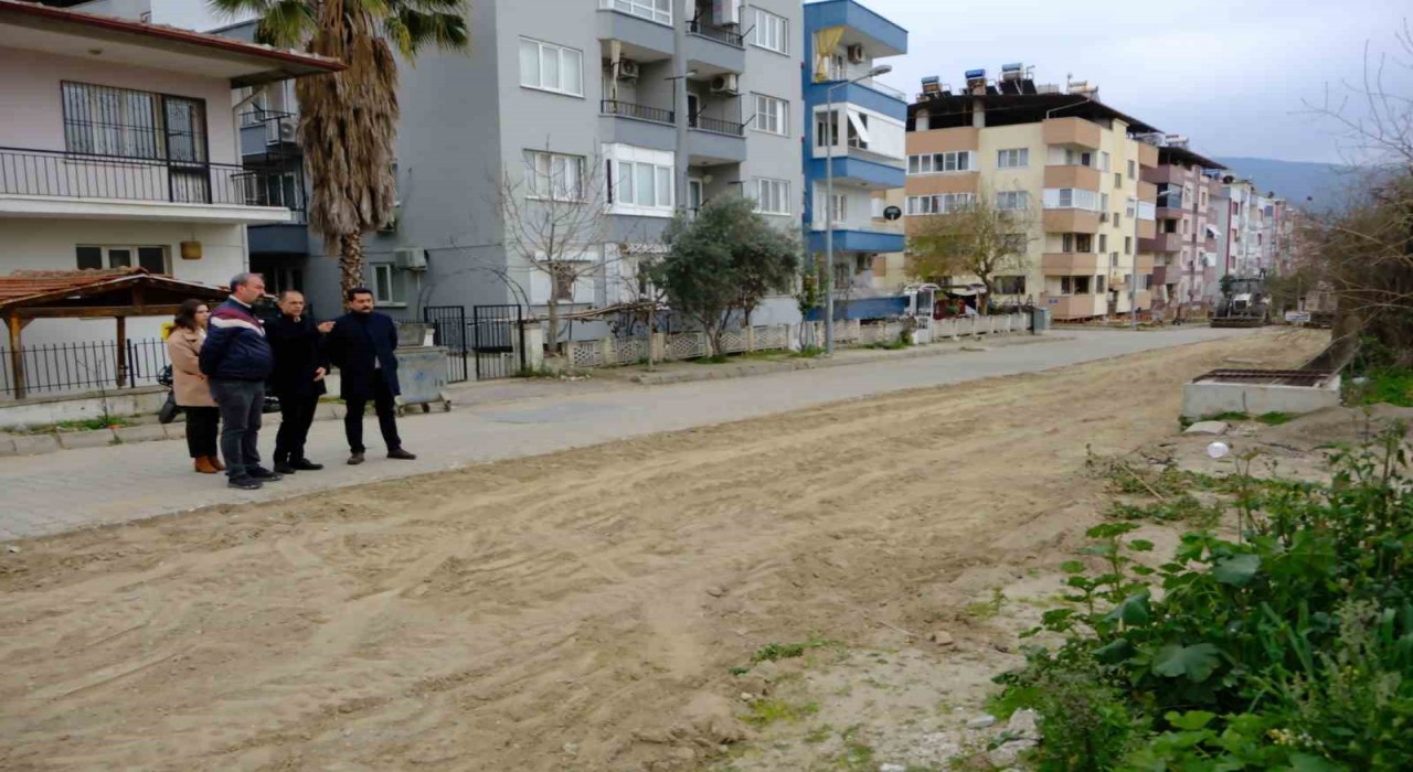 Başkan Doğanca, parke döşeme çalışmalarını yerinde inceledi