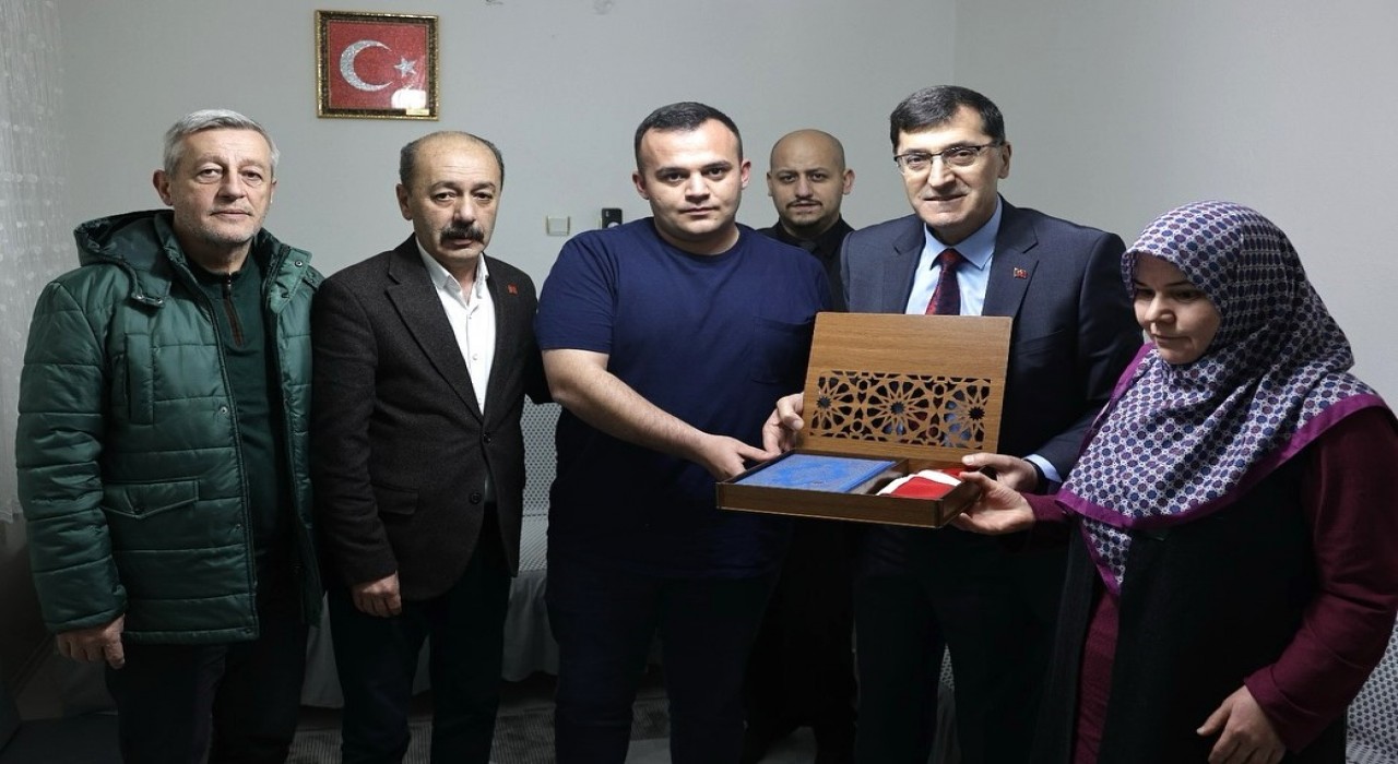Başkan Eyüp Kahveciden şehit ailesine anlamlı ziyaret