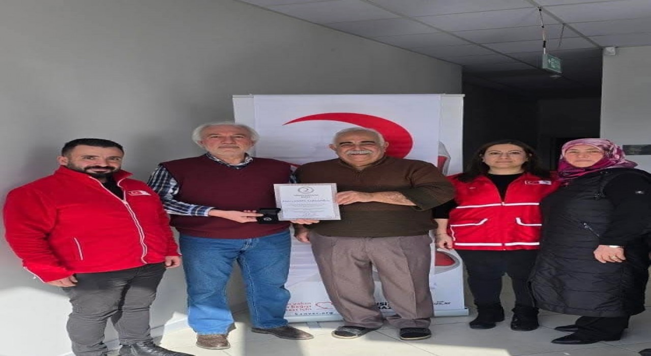 Başkan Kamil Saraçoğluna Kızılaydan gümüş madalya