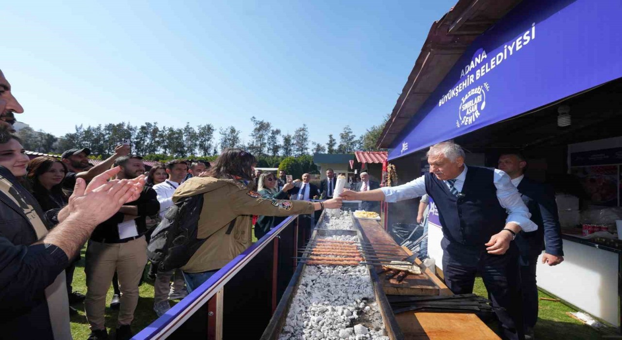 Başkan Karalar, Antalyada Adanayı anlattı, Adana Kebabını ikram etti