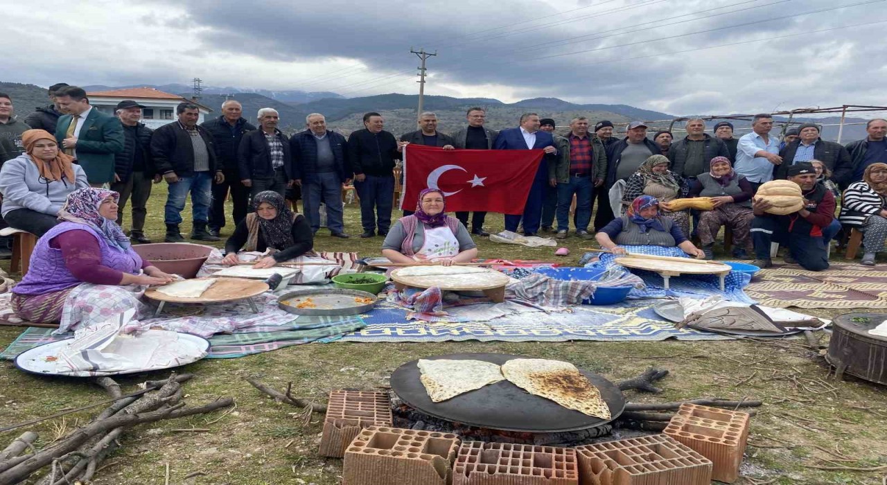 Başkan Öküzcüoğlunu gözleme yapan köylüler karşıladı