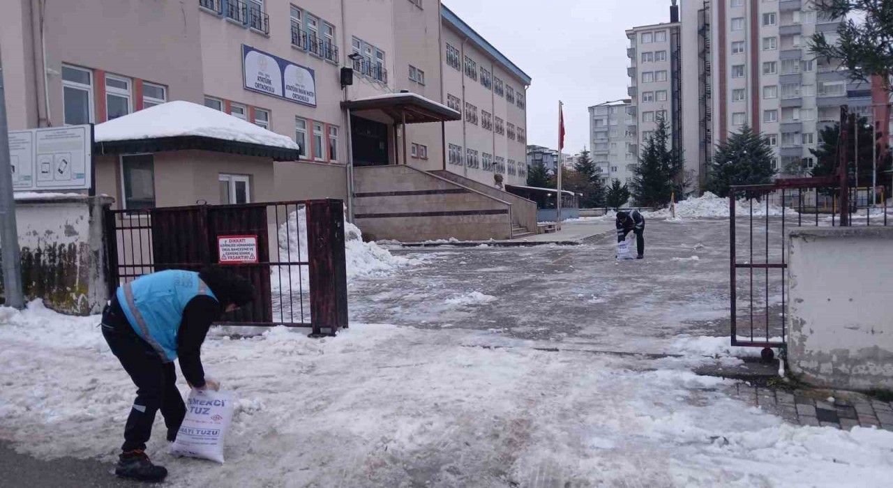 Başkan Tavlı: Öğrencilerimiz için karla mücadele çalışması yürüttük